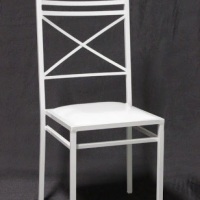 Cadeira de ferro branca.