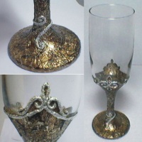 Taça vidro Gallant decorada com aplicação metálica.
