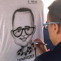 Caricatura ao vivo em camisa.