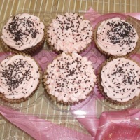 Cupcakes com cobertura de Chantilly de Morango