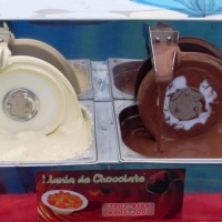 CASCATA DE CHOCOLATE-DELICIOSOS ESPETINHOS DE FRUTAS COM CHOCOLATE .TORNE SEU EVENTO INESQUECIVEL