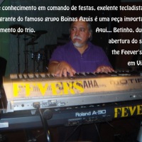 Seu teclado � a base do trio. canta sucessos atuais e de sempre. Otimo comando da festa           