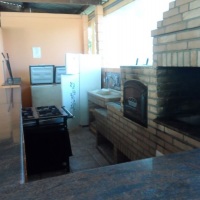 Cozinha do salo de festas: churrasqueira, fogo/forno a lenha, fogo industrial, pia, 02 freezers.