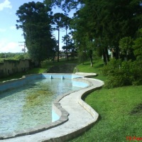 Piscina externa com tiroleza...
