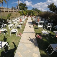 Espao cerimonia rstica com cadeiras exclusivas para grama inclusas na locao do espao.
