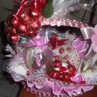 cesta com 2 kilos de chocolate R$130.00