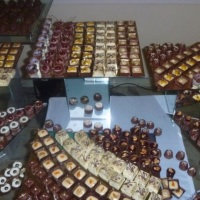 Mesa de chocolate.
Chocolates finos de vrios modelos, formatos e sabores para fazer uma mesa de ch