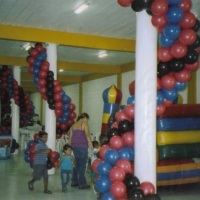 festa com decor��o e pula-pula