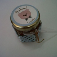 Potinho para brigadeiro personalizado com fita de cetim, tag e mini colher.