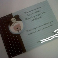 Convite personalizado estilo scrapbook. Acabamento com tag, fita e laço