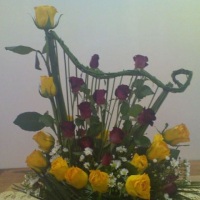 Harpa composta por rosas amarelas, mini rosas vermelha, 