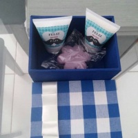 Kit higiene - Caixa mdf forrada com tecido, bisnaga de creme de barbear, bisnaga de hidratante e min