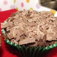 Cupcake chocolate recheado com brigadeiro e coberto com raspas de chocolate
