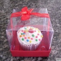 Mini cupcake embalado individualmente.