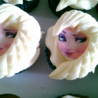 Cupcakes Elsa- Frozen - rosto impresso em papel arroz e decorao em pasta americana.