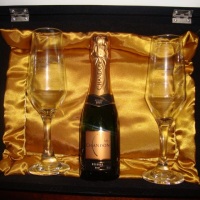 Mini champagne com 2 ta�as personalizadas. Ideal para os padrinhos