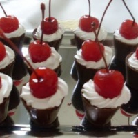 Copinhos de Chocolate com Chantily e cereja