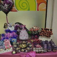 Mesa de doces personalizados Monster High:
Bolo de boneca, piruliteiros, potinhos de balas e m&