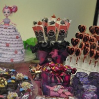 Mesa de doces personalizados Monster High:
Bolo de Boneca, piruliteiros, potinhos de balas e m&