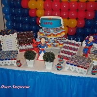 Festa personalizada Super homem (super layo): bolo fake na torre de cupcakes, kit provenal,doces go