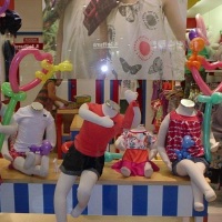 Loja infantil do Shopping Vitória, decorada com bola mania.