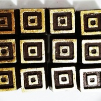 Bombons de Chocolate ao Leite ou Meio Amargo, recheados e decorados com pó comestível dourado.