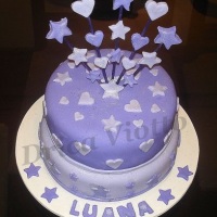 Bolo lil�s com estrelas e cora��es