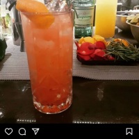 Passion: gin, semi geleia de morango home made, xarope simples, suco de limo e soda.