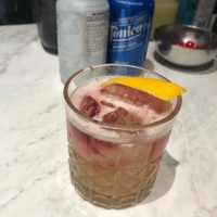 New york sour: whiskey, xarope simples, suco de limo siciliano e vinho tinto.