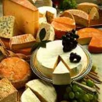 mesa de queijos e vinhos