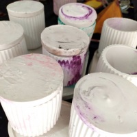 Marking of: durante a pigmentao dos vasos de cor, e manipulao dos vasos brancos de gesso cru