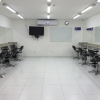 Sala de aula CLIMATIZADA que simula um ambiente real de trabalho: Curso de Cabeleireiro Profissional