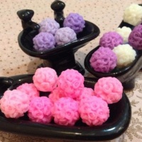 Pias e banheirinhas com sabonetes mini esferas de rosas
