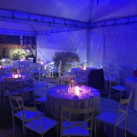 tenda , mesa e cadeiras para cerimonia de casamento