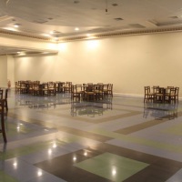 Amplo espao, ambiente refrigerado com mesas e cadeiras para aproximadamente 300 pessoas.

Informa