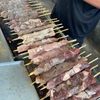 Servio com espetinho de churrasco para eventos