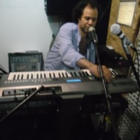 Roger, voz principal e teclados