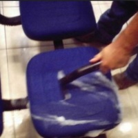 Lavagem de cadeiras de escritrio
