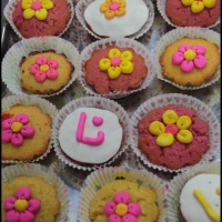 Cupcakes personalizao escolhida pelo cliente! Tema flor e letras iniciais do nome da cliente