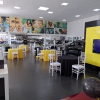 Mesas redondas com cadeiras Tiffanys