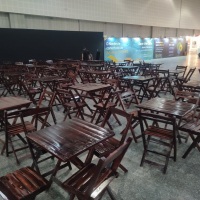 Mesas e cadeiras de madeira (estilo barzinho)