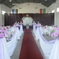 Decoração para casamento com arranjos artificiais lilás com branco