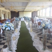 Decoração para casamento com arranjos nas cores azul e branco