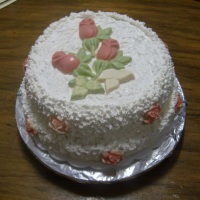 bolo com chantily e decoracao em chocolatel