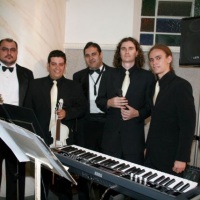 Franis (Trompete), Peterson (Violino), Henrique (Sax e Flauta), Fausto (Cantor), Gustavo (Teclado)