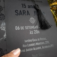 O que  esse convite? 

Convite black, com puxador de tassel e letras e detalhes no laminado preto