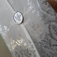 Convite com envelope forrado, + convite com envelope vegetal e lacre.

Personalizados ao seu gosto