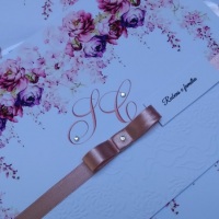 Convite no papel branco de alta gramatura 250g,

Com pequenos cristais e e lao,, lindo barrado em