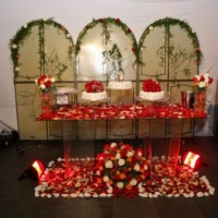 Mesa de vidro comdecora��o em p�talas para bolo