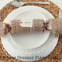 Cracker na mesa como presente para seus convidados